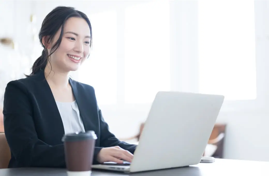 イメージ画像・PCを使い仕事をするジャケットの女性